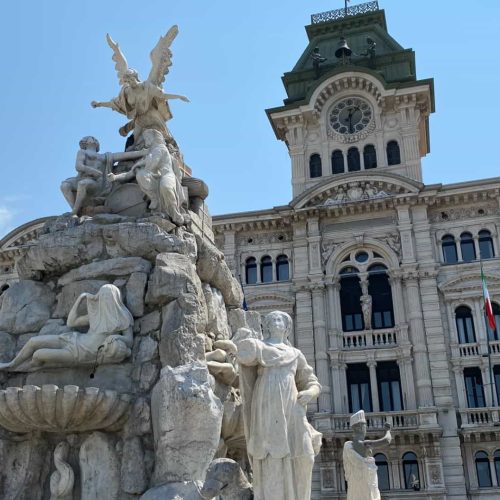 piazza unità dettaglio fontana